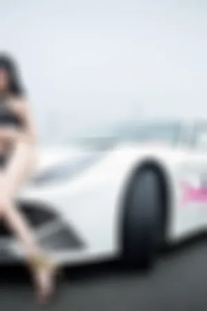 [Ugirls]尤果网香肩酥胸长腿美女与豪车性感较量 第051期