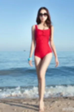 泳装美女海边美腿写真图片