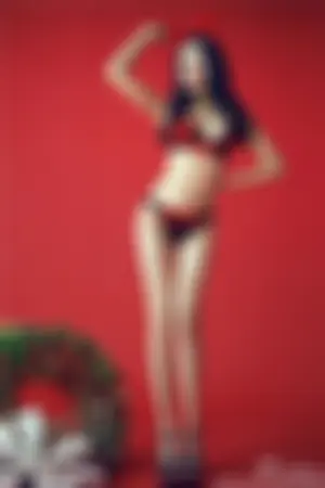 性感车模尽展美胸好身材