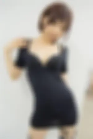 人气Coser开胸泳衣诱惑