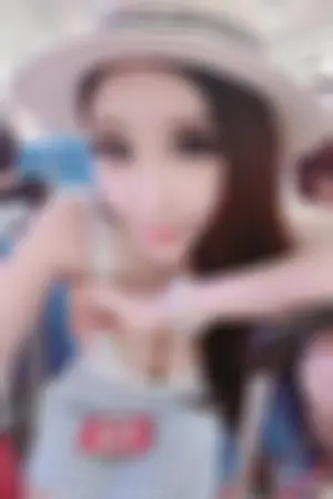 性感小美女酥胸美乳自拍图片