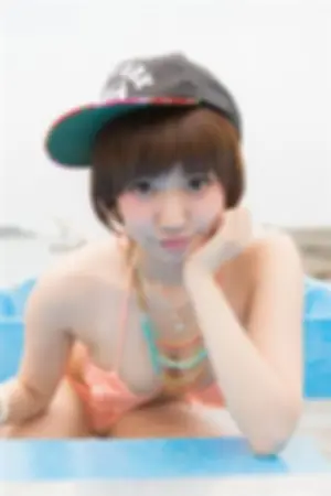 短发美少女户外写真