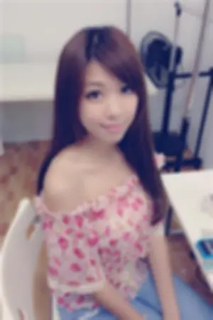 大眼自拍32C隐乳不轻易秀