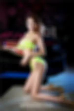 (AngelaLee) 比基尼香车诱惑写真