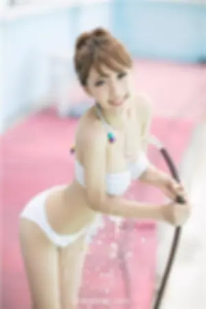 泳池比基尼湿身诱惑