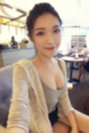 电竞妹秀傲人胸器拒做花瓶 海量性感低胸爆乳自拍生活照