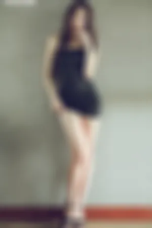 95后嫩模 性感高尔夫写真大秀美胸翘臀