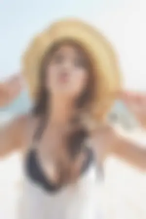 Demi 黑色比基尼解放好身材露深邃乳沟