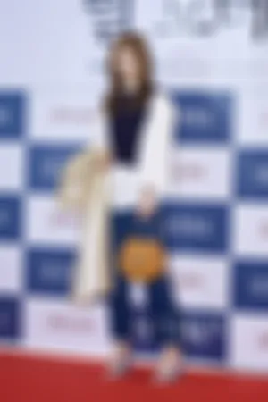 最新活动照 长发披肩白色连衣裙清爽优雅好气质