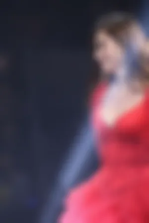 红色拖尾裙走T台 爆乳秀美胸美腿