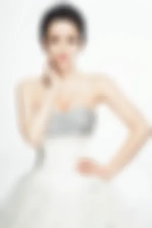 靓丽性感低胸礼服