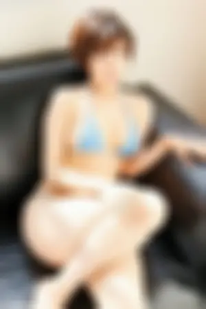 灵气短发Coser身材也棒