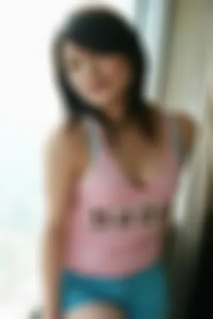 白色外套粉色背心蓝色超短热裤性感写真