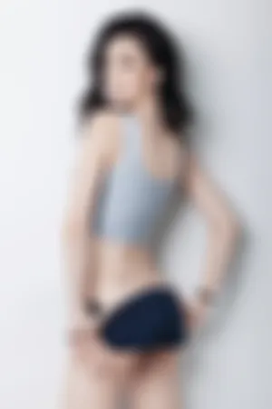 性感翘臀 揭超短裤露纹身健身照