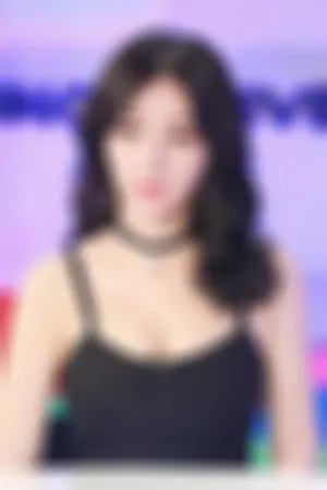 柳岩欧洲杯节目 吊带低胸装性感足球宝贝写真