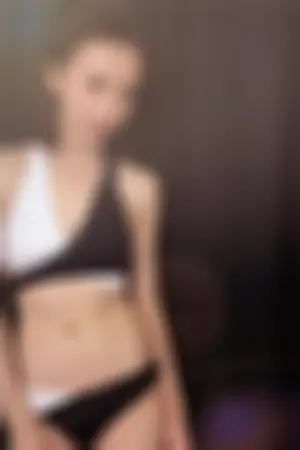 微博晒三点式泳照美艳绝伦