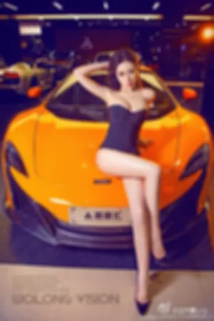 卧龙视觉香车美女性感写真