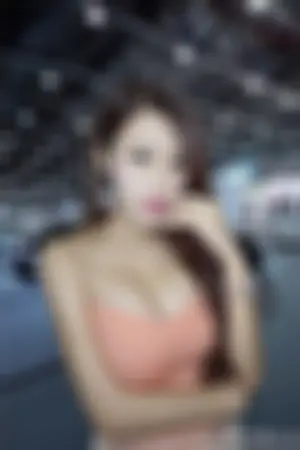 芷健Young 艳丽赛车女郎美照