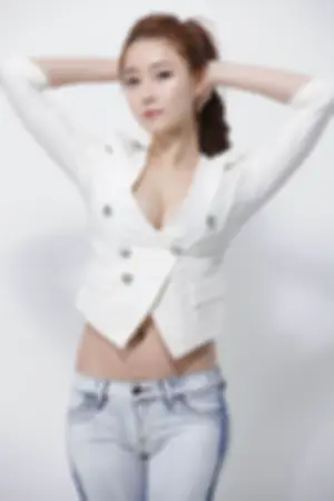 白色制服黑色Bra低胸爆乳写真