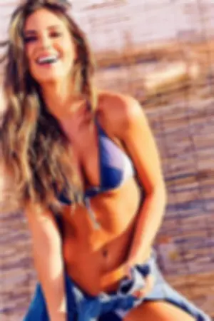 冷艳系美人胸前饱满太吸睛