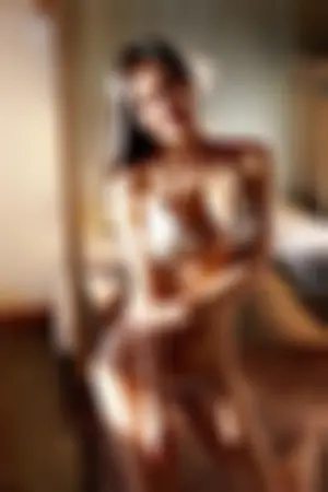 冷艳美模大方展现完美曲线