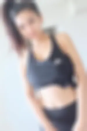 好粉嫩白皙甜美车模