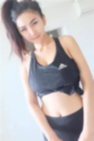 好粉嫩白皙甜美车模