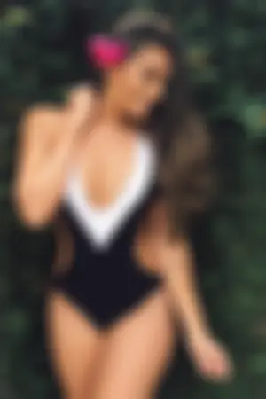 丰满正妹甜美灿笑也太耀眼