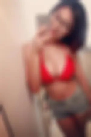 短发牙套妹子也有好身材