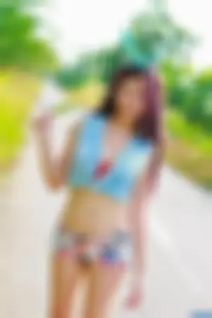 大马空灵系正妹 俯身美拍姿势释放性感魅力