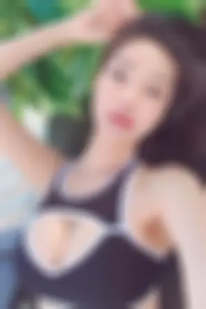 网拍模特朴瓷美 泳衣被撑的好辛苦