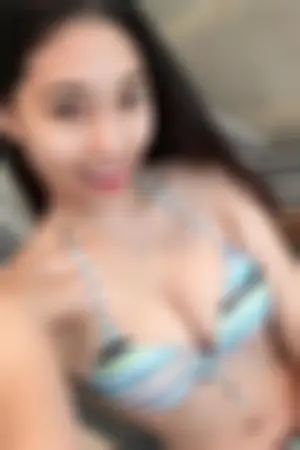 多才多艺郑小奈 白皙蜜大腿身材好