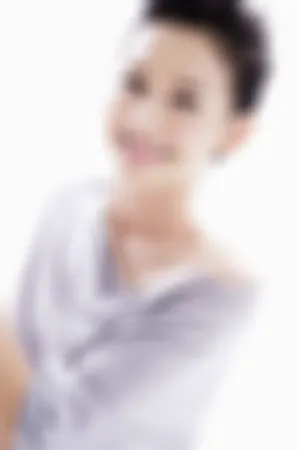 小李小冉《婚姻保卫战》一举成名 可爱性感写真