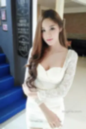 夏天好热！泰国清新正妹Damiya Dada露蜜大腿+深V