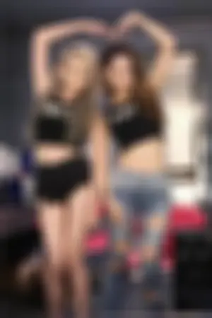 香港DJ姐妹花Troyi Lokyii 美女组合双儿游天下