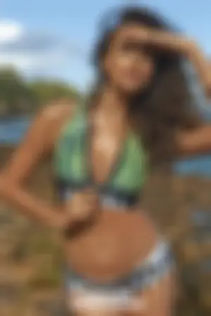 俄罗斯名模伊莉娜·莎伊克 沙滩比基尼体育画报写真