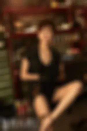 男人装大尺度长腿低胸机车朋克写真