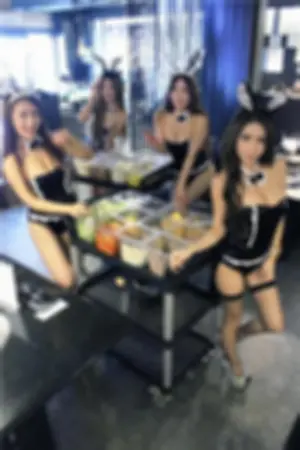 桃园烧烤店性感女店员 终极帝王服务画面没有极限