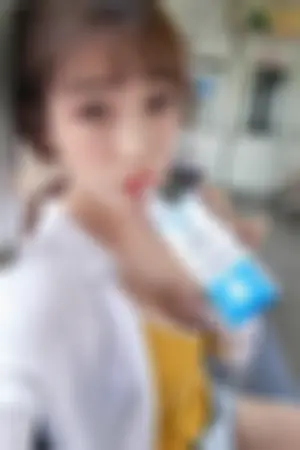 正妹 车厢内喝牛奶 网友：甜美迷人