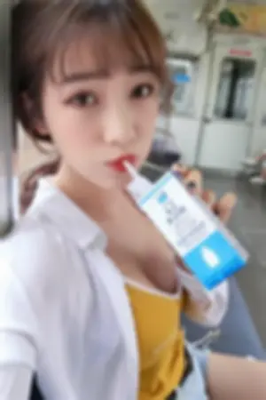 正妹 车厢内喝牛奶 网友：甜美迷人
