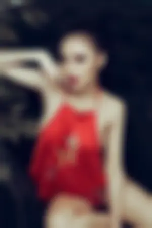 越南模特 火辣红肚兜美图