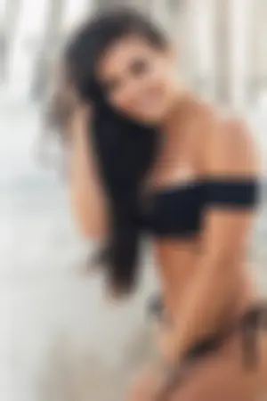 运动正妹最爱紧实感 镜头前示范美臀曲线