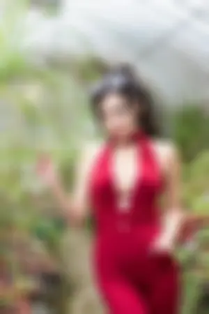 赵芸 成熟女人写真之深红开胸长裙