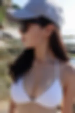 正妹Celine海边晒日光浴 浑圆曲线线条太美