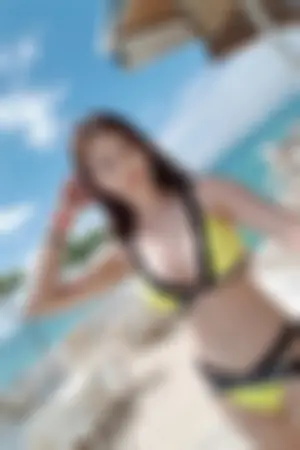 海边俯视的「火辣比基尼正妹」