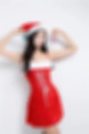 韩国正妹化身圣诞女郎 衣服紧贴形状很明显