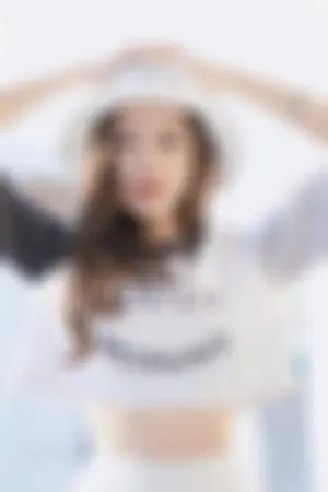 气质空灵「邻家正妹」让人看出神了！白嫩大长腿太吸睛，天菜的完美标准！