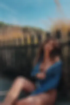 不藏了！性感辣妹无罩解放大方敞开心胸