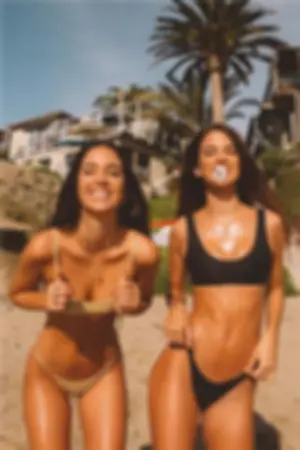 「天使级正妹」双胞胎联手出击　洋娃娃精緻美颜掳获千万粉丝