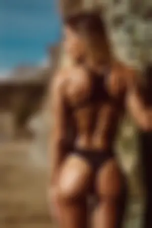 力与美的结合！健身女王 超自信展示结实肌肉